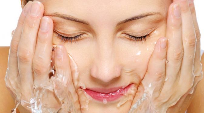 Pembersih wajah 2 in 1 dilengkapi dengan oil control yang dapat membebaskan kulit wajah Anda dari minyak berlebih.