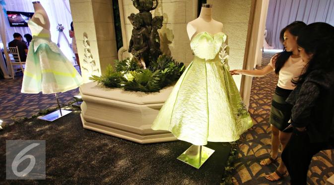 Pengunjung melihat gaun pernikahan dalam Bridestory Fair di Gandaria City, Jakarta, Jumat (18/3). Pameran menghadirkan 100 vendor pilihan dari Indonesia, Singapura, dan Filipina yang akan berlangsung hingga 20 Maret 2016. (Liputan6.com/Immanuel Antonius)