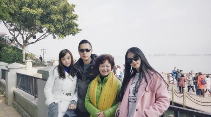 ini dia keluarga yang terlihat muda semua. mulai dari kiri, ibu, ayah, nenek, dan gadis tersebut. (via: shanghaiist.com)