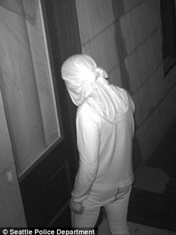 'Ninja' yang kedapatan 'menyenangkan diri' di jendela kampus. (Seattle Police Department)