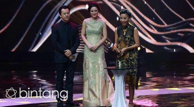 Frederica menerima penghargaan sebagai Produser Terbaik dalam Indonesian Box Office Movie Awards (IBOMA) 2016. (Deki Prayoga/Bintang.com)