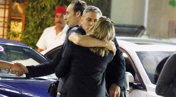 George Clooney saat mencium istri komposer Alexandre Desplat. (radaronline.com)