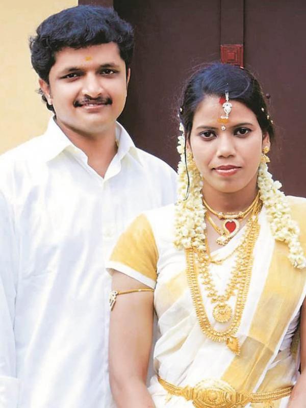 Sepasang keluarga muda Shyam Mohan (27), dan istrinya, Anju (26) menjadi salah satu korban dari 62 orang tewas atas sebuah kecelakaan pesawat. (via: indianexpress.com)
