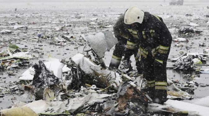 Anggota Kementerian Darurat dan peneliti berada di lokasi kecelakaan Boeing 737-800 pesawat FZ981 yang dioperasikan oleh maskapai Dubai, Flydubai di bandara Rostov-On-Don, Rusia. (via: indianexpress.com)