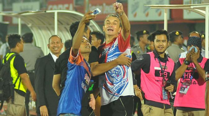 Milomir Seslija membalas psywar Kiko Insa dengan membawa Arema mengalahkan Bali United, 2-1, di Piala Bhayangkara (19/3/2016). (Bola.com/Iwan Setiawan)