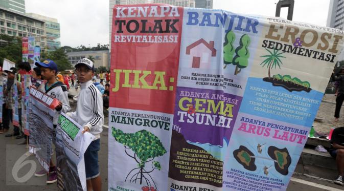 Aksi mendukung Reklamasi Teluk Benoa Bali di kawasan Car Free Day, Jakarta, Minggu (20/3/2016). Mereka mendukung revitalisasi karena memberi banyak keuntungan kepada warga Bali. (Liputan6.com/Johan Tallo)