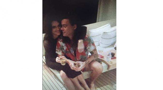 Kendall Jenner dan Harry Styles liburan bersama di kapal pesiar. (foto: Twitter)