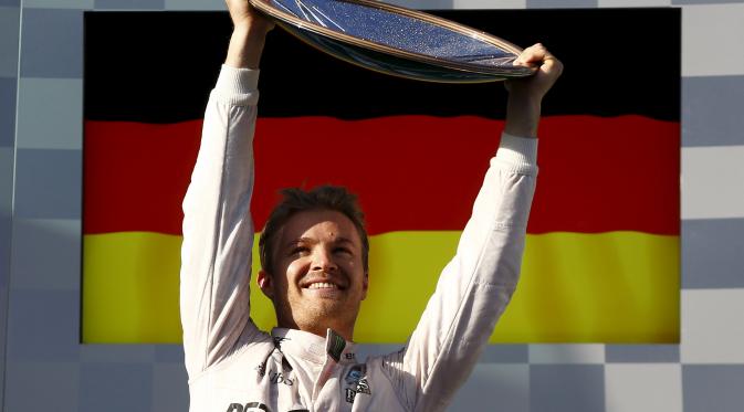 Nico Rosberg angkat trofi juara GP Australia di podium Sirkuit Albert Park (REUTERS/Jason Reed)