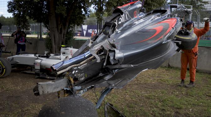 Mobil Fernando Alonso hancur lebur usai kecelakaan di Albert Park, Melbourne, Australia.