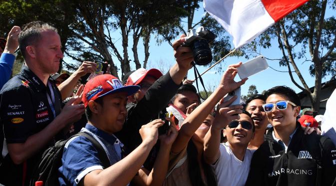 Rio Haryanto mendapat dukungan penuh dari warga negara Indonesia di GP Australia. (AFP/Paul Crock)
