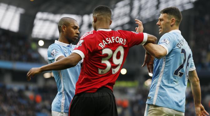 Marcus Rashford bersitegang dengan gelandang Manchester City, Fernandinho. (Reuters)