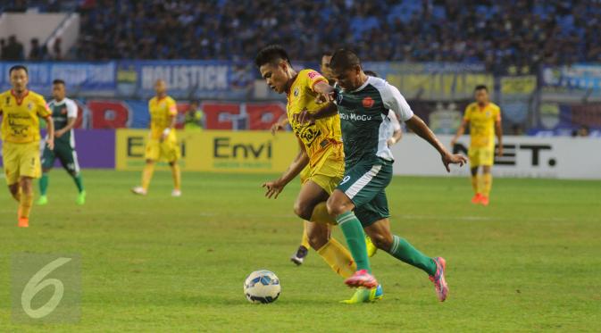 Penyerang PS TNI, Aldino Herdianto (kanan) berebut bola dengan pemain Sriwijaya FC pada lanjutan Turnamen Piala Bhayangkara di Stadion Si Jalak Harupat, Bandung, Minggu (20/3/2016). Sriwijaya FC unggul 2-1 atas PS TNI. (Liputan6.com/Helmi Fithriansyah)