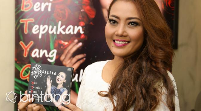 Rosalina di perilisan album bertajuk 'Beri Tepukan Yang Gemuruh'. (Ruswanto/Bintang.com)