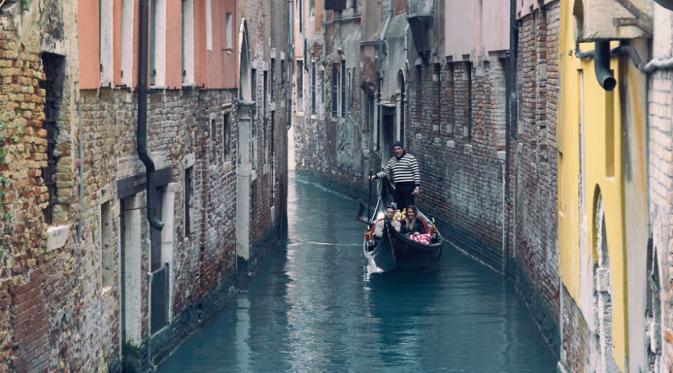 Ekspektasi menaiki gondola nan tenang di Venesia, Italia. (Shutterstock)