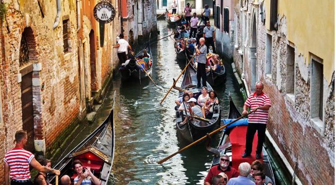 Kenyataan menaiki gondola nan tenang di Venesia, Italia. (Shutterstock)