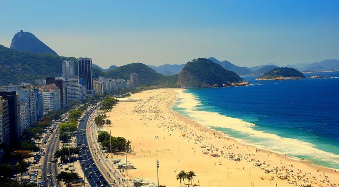 Ekspektasi berjemur di pantai terkenal di Rio de Janeiro, Brasil. (Shutterstock)