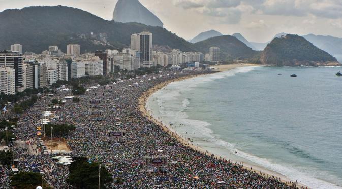 Kenyataan berjemur di pantai terkenal di Rio de Janeiro, Brasil. (Shutterstock)