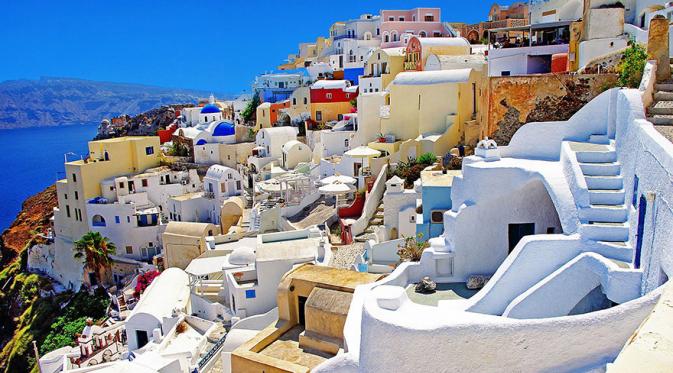 Ekspektasi berjalan mengelilingi Santorini, Yunani. (Shutterstock)