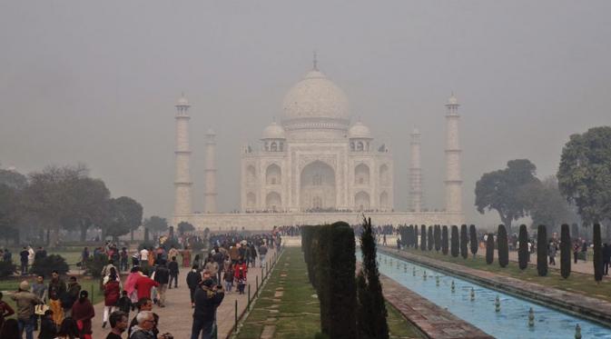 Kenyataan mengagumi megahnya Taj Mahal, India. (Shutterstock)