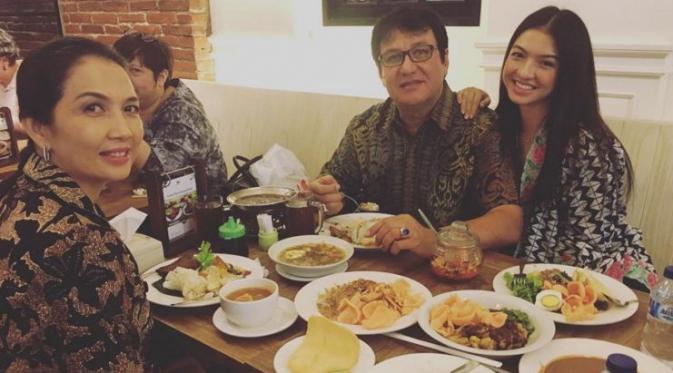 Raline Shah begitu senang bisa makan siang bersama kedua orang tuanya. (Instagram @raline_shah)