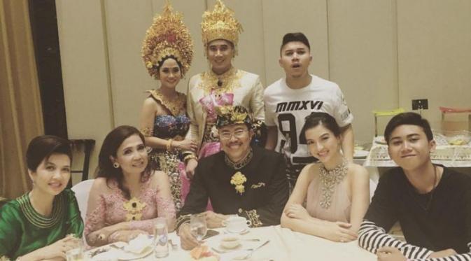 Raline Shah saat menghadiri pernikahan sahabat yang digelar dengan adat Bali. (Instagram @raline_shah)