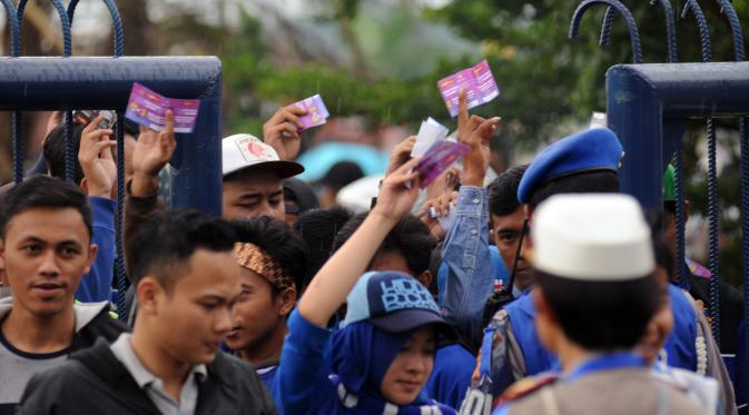 Suporter wanita di tengah-tengah pria yang akan mendukung Persib Bandung.