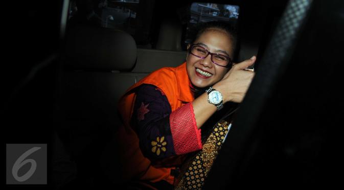 Damayanti Wisnu Putranti (DWP) berada di dalam mobil usai menjalani pemeriksaan KPK, Jakarta, Senin (21/3). Kedatangan DWP untuk keperluan proses administrasi dengan penyidik KPK. (Liputan6.com/Helmi Afandi)