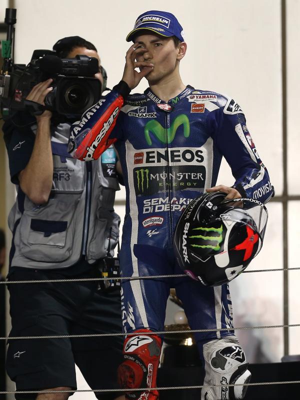 Selebrasi Lorenzo seperti meminta Rossi untuk tidak banyak bicara. (KARIM JAAFAR / AFP)