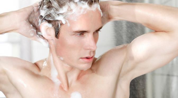 Memakai kondisioner untuk mengurangi rambut kusut. (via: istimewa)