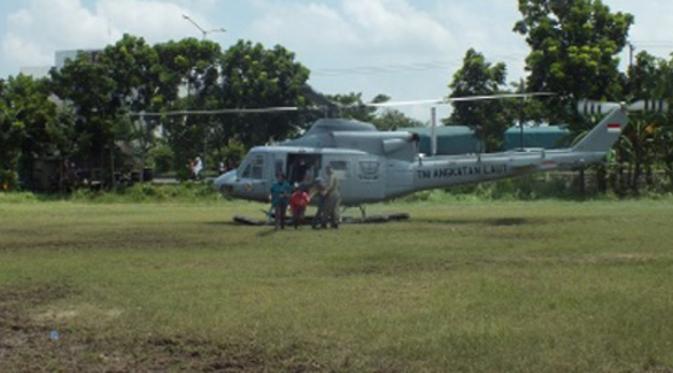 Rindu tak tertahan, anggota TNI AU ini mendaratkan helikopter yang dikendarainya di lapangan desa tempat ibunya tinggal. Warga heboh.