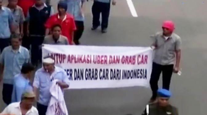 Ribuan sopir angkutan umum unjuk rasa di Istana. (Liputan 6 TV)