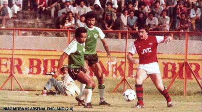 Rudy Ketljes (tengah), saat membela NIAC Mitra saat menjajal klub elite Inggris, Arsenal, di Stadion Gelora 10 November, Surabaya. (Dok. Ferdy Wenas)