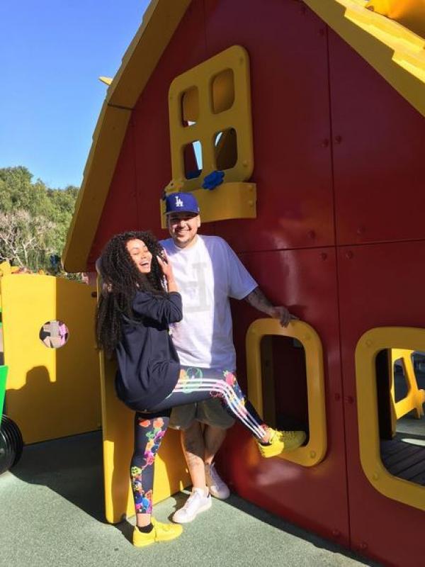 Rob Kardashian dan Blac Chyna di Legoland. (via instagram.com/robkardashian/)