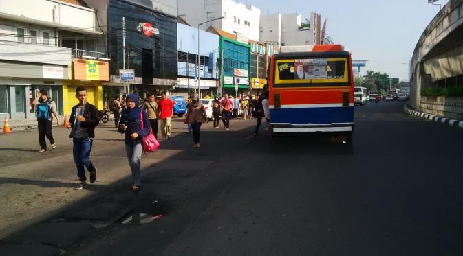 Terminal Blok M sepi sebagai dampak aksi demo sopir angkutan umum (Liputan6.com/Luqman Rimadi)