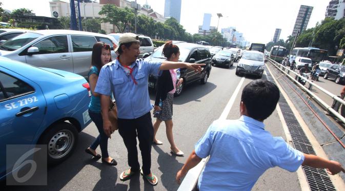 Penumpang dipaksa turun saat aksi sweeping sopir taksi di tol dalam kota, Mampang, Jakarta, Selasa (22/3). Sweeping tersebut dilakukan terhadap sesama sopir taksi yang masih mengangkut penumpang pada aksi mogok bersama. (Liputan6.com/Immanuel Antonius)