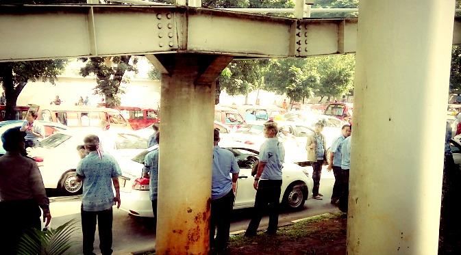 Pemblokiran taksi di Jalan Sudirman yang mengarah ke Bundaran HI
