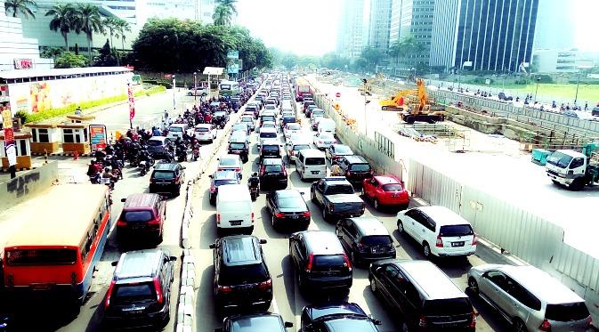 Akibat imbas pemblokiran jalan, kemacetan panjang terjadi di Bundaran Senayan