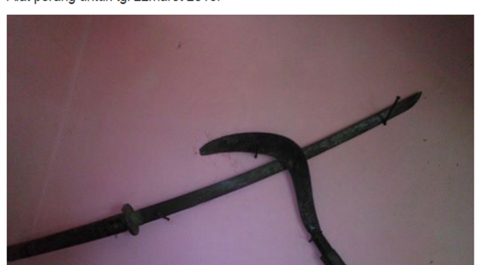 Foto dua bilah senjata tajam yang diunggah pemilik akun Feri Yanto | via: Facebook/Feri Yanto