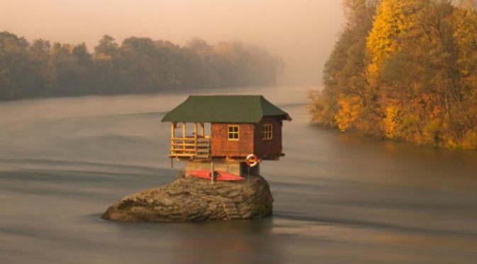 Rumah di tengah sungai. Foto: Alamy.