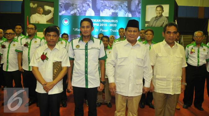 Ketua Umum Partai Gerindra Prabowo Subianto Bersama Sandiaga Uno menghadiri pelantikan pengurus DPP APPSI di Jakarta, Selasa (22/3). Sandiaga Uno mengantikan Prabowo yang sebelumnya menjadi APPSI. (Liputan6.com/Gempur M Surya)