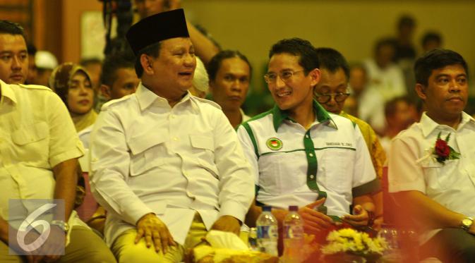 Ketua Umum Partai Gerindra Prabowo Subianto berbincang dengan Sandiaga saat menghadiri pelantikan pengurus DPP APPSI di Jakarta, Selasa (22/3). Sandiaga Uno mengantikan Prabowo yang sebelumnya menjadi APPSI. (Liputan6.com/Gempur M Surya)