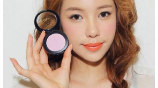 Memakai blush on pink di pipi bagian atas merupakan salah satu trik agar terlihat seperti cewek korea. (via: loop.co.id)