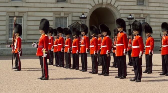 Penjaga Istana Buckingham, Inggris (sumber. Elitereaders.com)