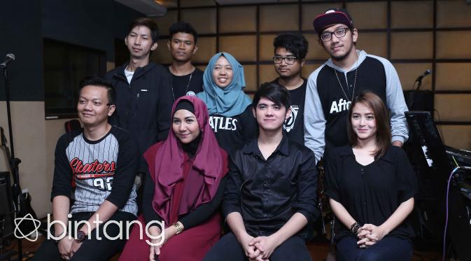 Aliando Syarief bersama fans (Nurwahyunan/Bintang.com)