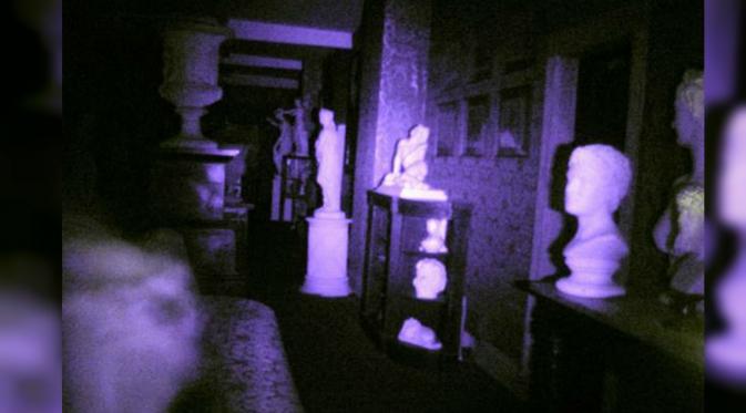 Paradox Paranormal sedang melakukan pemanggilan arwah di rumah tua di desa Pontblyddyn bersama 10 orang lainnya ketika mendapati suara anjing tersebut. (coasttocoastam.com)