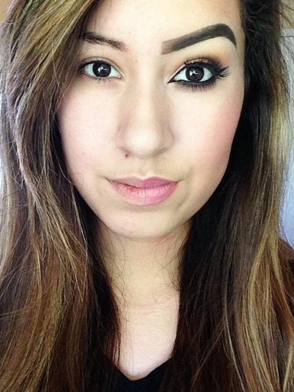 Mengunggah foto setengah wajah tanpa makeup sedang populer di media sosial.