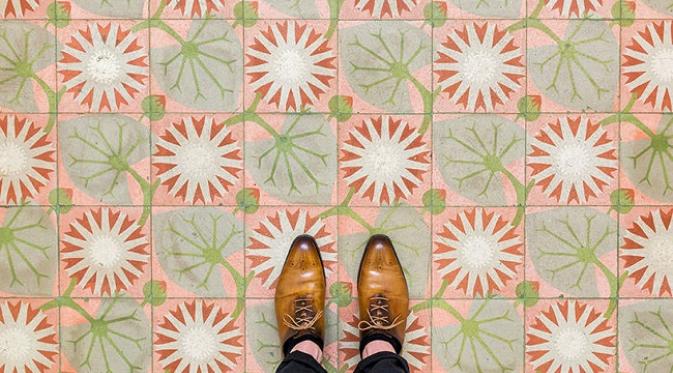 Sebastian Erras memotret beragam pola lantai di beberapa bangunan ikonik di Kota Barcelona (sumber. Lostateminor.com)