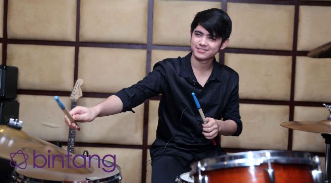 Aliando jadi drummer Kevin Aprilio (Nurwhayunan/Bintang.com)