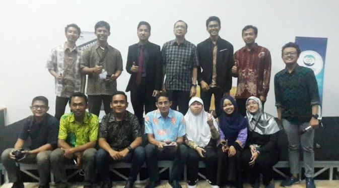 Foto Bersama Panitia E-Corp Fakultas Teknik Universitas Indonesia dengan Pembicara