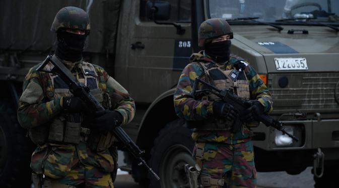 Tentara Belgia melakukan penjagaan di dekat Bandara Zaventem, Brussels, Belgia, (23/3). Sehari setelah serangan teror yang melanda kota Belgia, Petugas keamanan berjaga ketat dsekitaran lokasi. (JOHN THYS / AFP)
